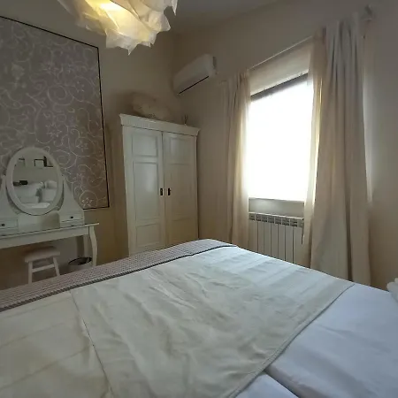 Henne Villa Velovici