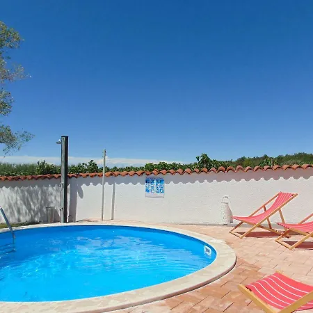 Henne Villa Velovici